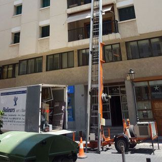 Balears Art i llar grúa con escalera para mudanza 